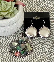 Load image into Gallery viewer, Pendant abalone in Silvertone
